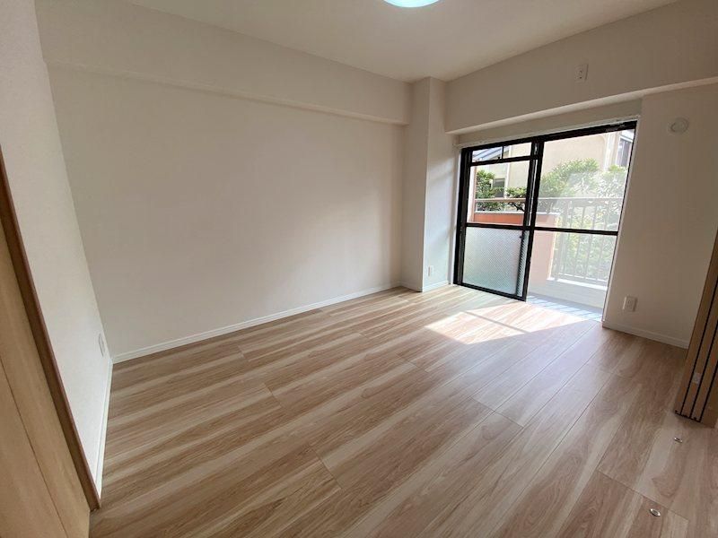 Renovated 3LDK Apartment for Sale in Hirakata, Osaka - Thumbnail 4