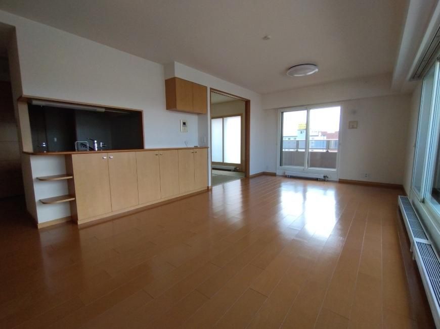 4LDK Hirosaki Apartment with Scenic Bath & 3-Side Balcony - Thumbnail 3
