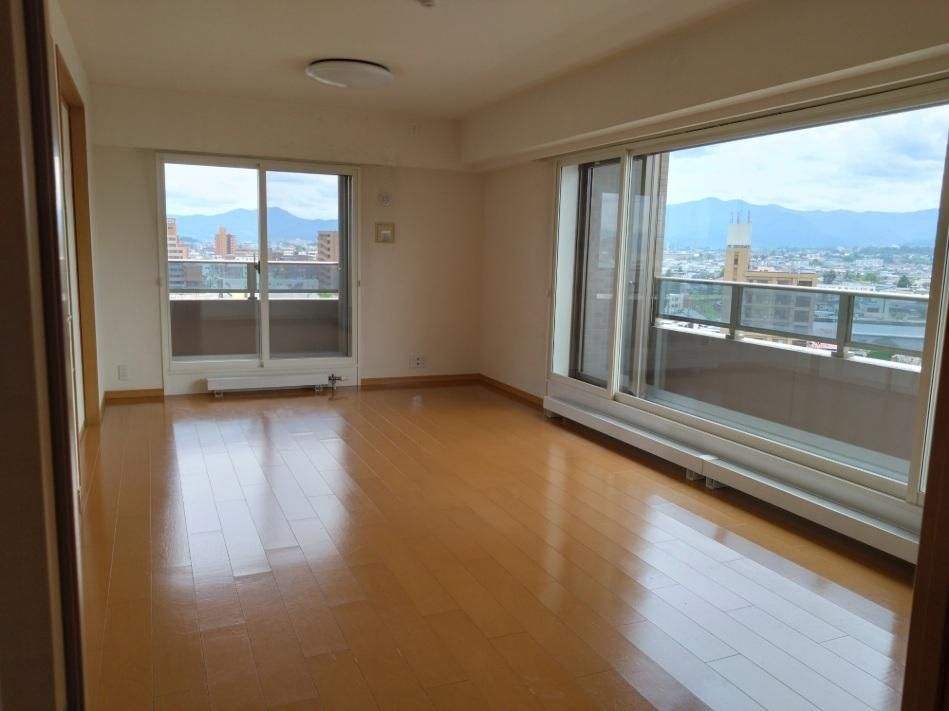 4LDK Hirosaki Apartment with Scenic Bath & 3-Side Balcony - Thumbnail 4