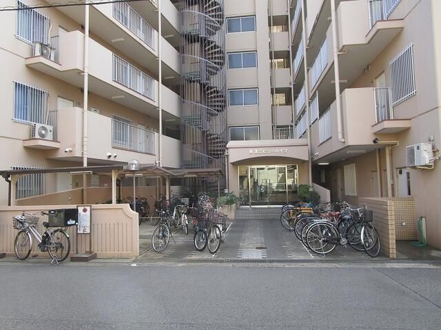 Renovated 2LDK Apartment Near Shinshimmachi Station, Osaka - Thumbnail 3