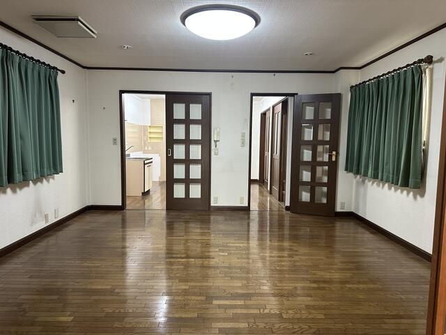 7DK Detached House for Sale in Shinsakae, Nagoya with 2 Parking Spaces - Thumbnail 2