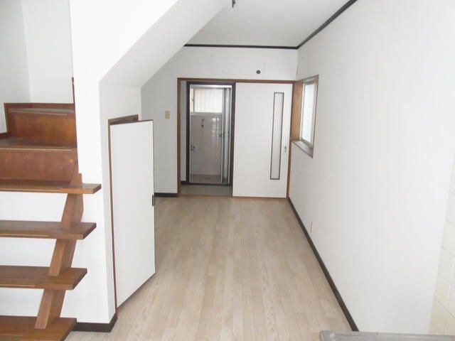 2LDK Family House for Rent in Daito City, Osaka - No Key Money - Thumbnail 3