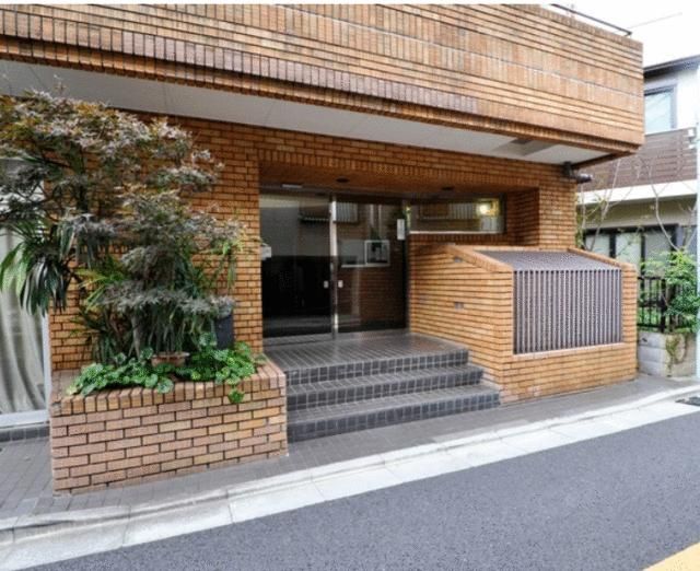 1R Apartment for Sale in Bunkyo's Hongo, Tokyo - 14.8 Million Yen - Thumbnail 2