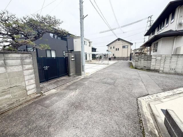 5DK Single-Story House with Large Garden in Takamatsu - Thumbnail 3