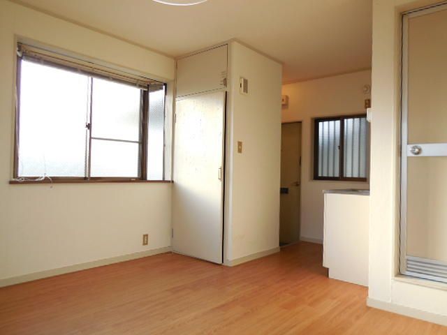 Bright Top-Floor One-Room Apartment for Rent in Kyoto - Thumbnail 4