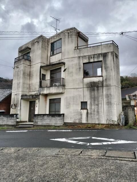 Riverside RC 3-Story House for Hobby Workshop in Ehime - Thumbnail 2