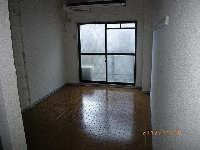 1K Apartment for Rent near Hankyu Suita Station, Suita, Osaka - Thumbnail 3