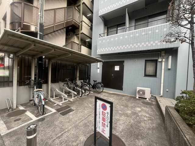 One-Room Apartment for Sale in Ikebukuro, Tokyo - Thumbnail 3
