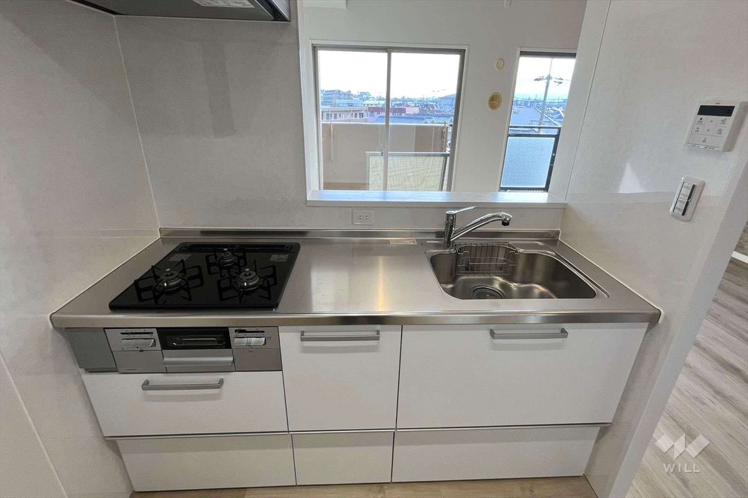 Wing Court Itami Ono 4F: Renovated 3LDK Apartment in Itami - Thumbnail 3