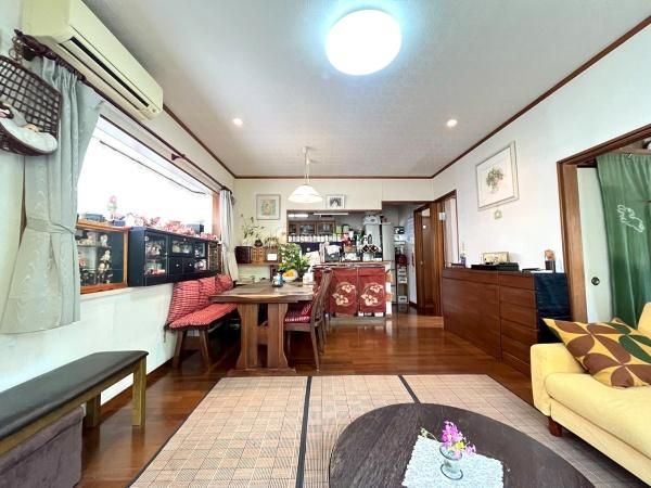 4LDK House in Fujisawa with Vibrant Red Exterior - Thumbnail 4
