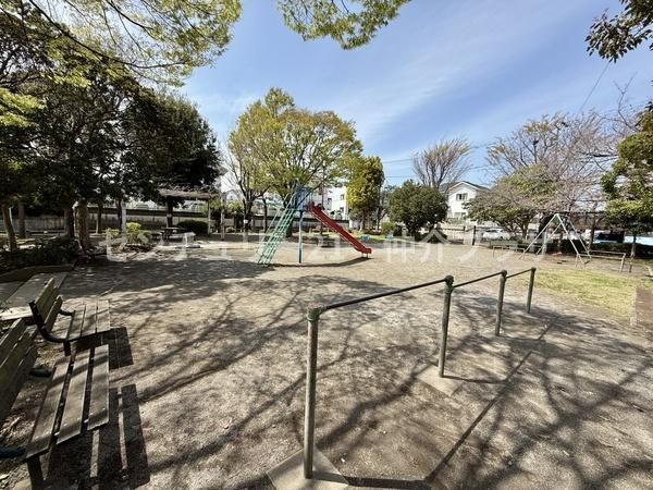 4LDK House in Fujisawa with Vibrant Red Exterior - Thumbnail 3
