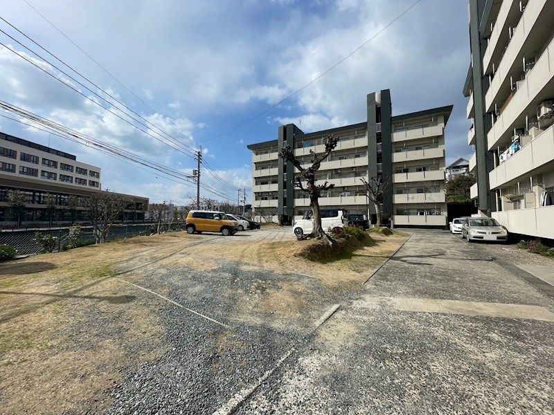 2LDK Apartment in Kitakyushu with Dual Balcony - Thumbnail 3