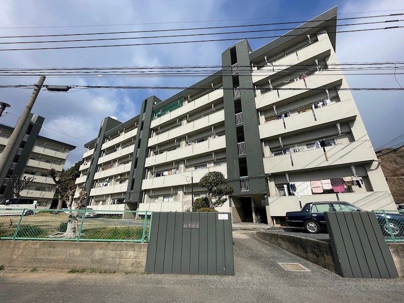 2LDK Apartment in Kitakyushu with Dual Balcony - Thumbnail 2