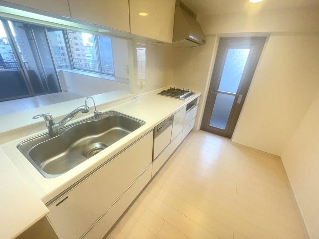 2LDK Apartment for Sale in Oita City with Dual Balconies and Parking - Thumbnail 4