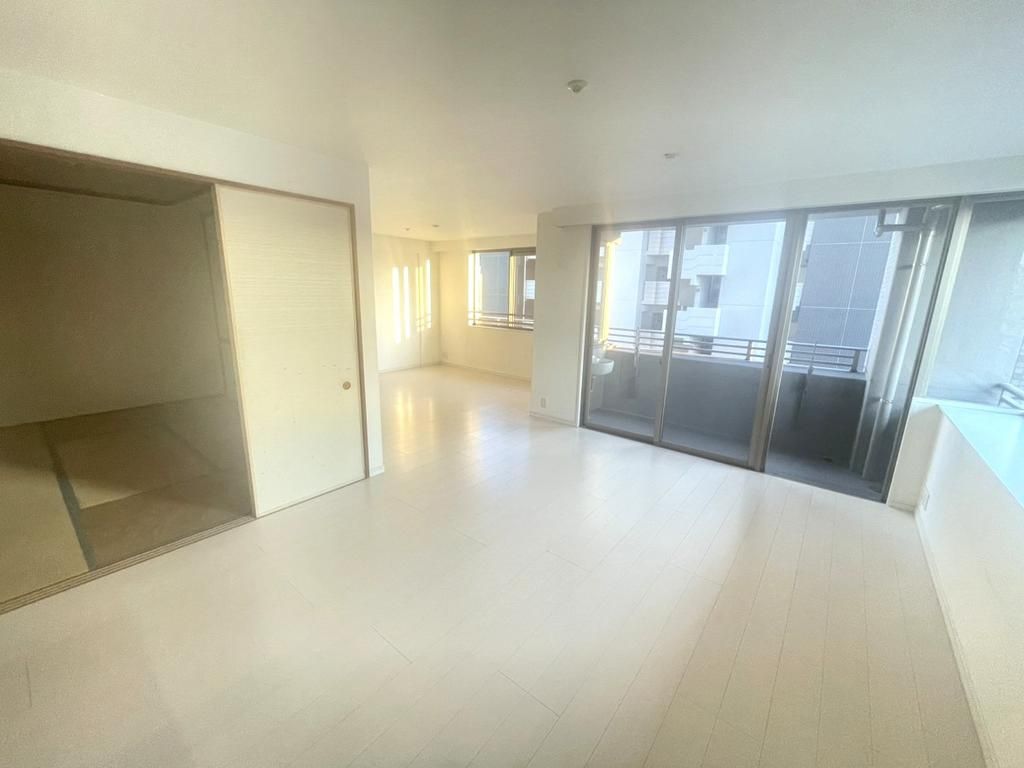 2LDK Apartment for Sale in Oita City with Dual Balconies and Parking - Thumbnail 3