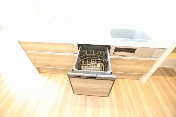 Renovated 3LDK Corner Apartment in Sapporo's Teine Ward - Thumbnail 4