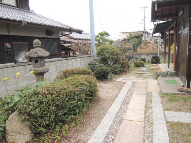 3DK House in Matsuyama with 326m² Land - 8min to Station - Thumbnail 3