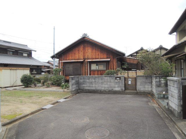 3DK House in Matsuyama with 326m² Land - 8min to Station - Thumbnail 2