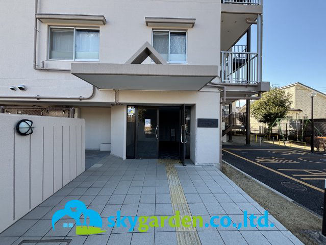 Spacious 2LDK Apartment in Hadano with Large Balcony - Thumbnail 2