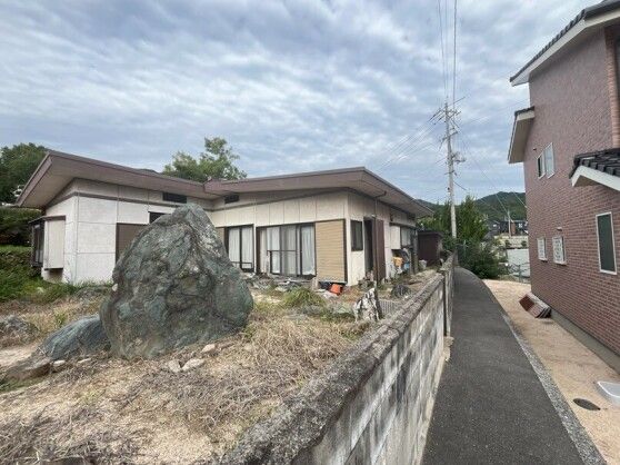 6DK Wooden Bungalow with Large Garden for Sale in Shunan, Yamaguchi - Thumbnail 2