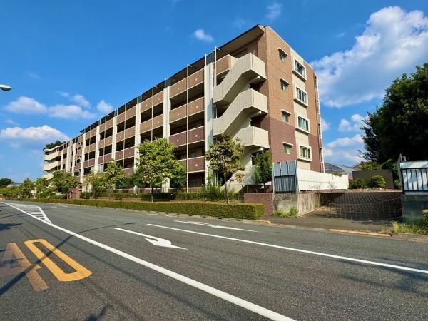 Ambitious Kumezawa 3LDK Apartment for Sale in Higashimurayama - Thumbnail 2