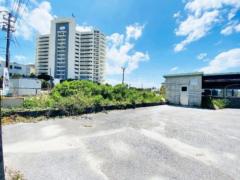 Land for Sale with Structures in Nago, Okinawa - 988 sqm Plot - Thumbnail 2