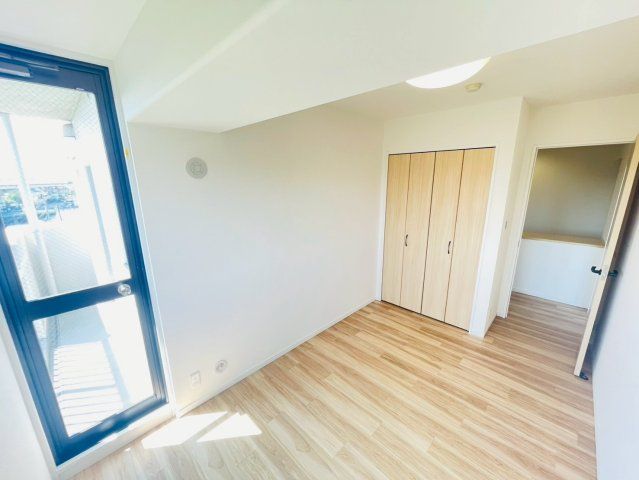 Renovated 4LDK Apartment in Yashio with Balcony - Thumbnail 4