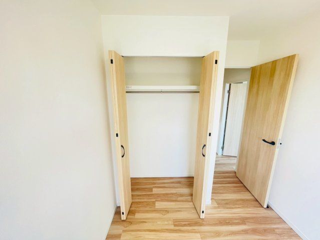 Renovated 4LDK Apartment in Yashio with Balcony - Thumbnail 2
