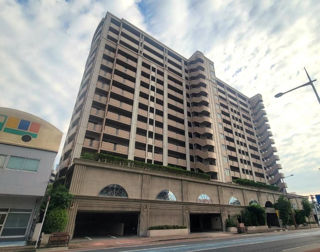 Grand Palace Proud Itozu 15F 3LDK Condo in Kitakyushu - Thumbnail 2