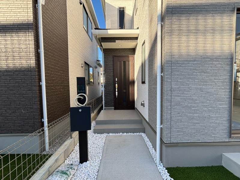 New 4LDK House in Okinawa City with Parking for 4 Cars - Thumbnail 2