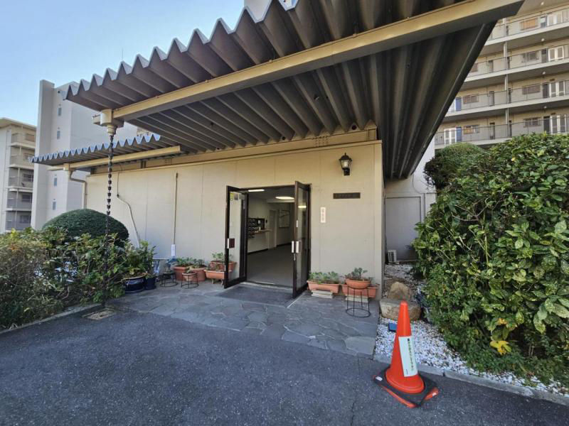 Renovated 3LDK Apartment Near Senrioka Station, Suita - Thumbnail 2
