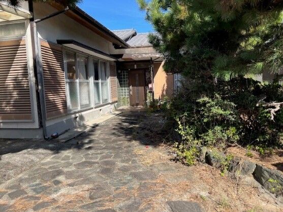 Spacious 6DK Wooden House for Sale in Niihama, Ehime - Thumbnail 2