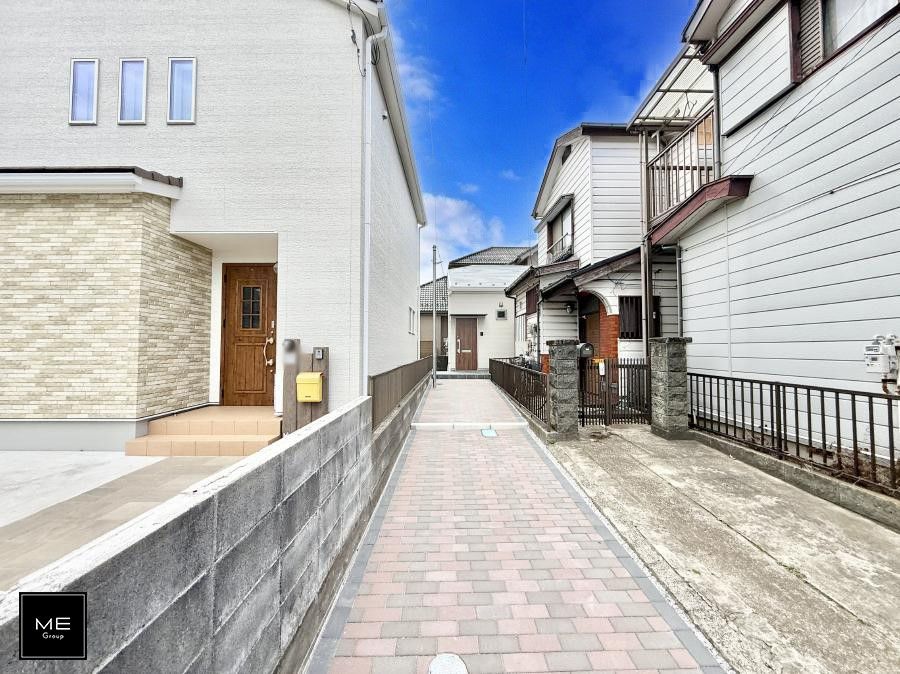 New 2LDK House in Atsugi with Atrium and Modern Kitchen - Thumbnail 3
