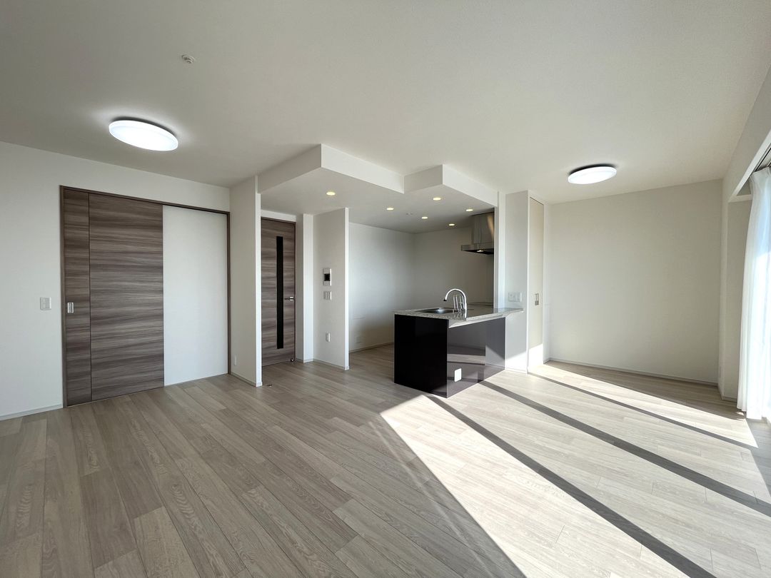 2LDK Top-Floor Apartment for Sale in Takamatsu, Kagawa - Thumbnail 2