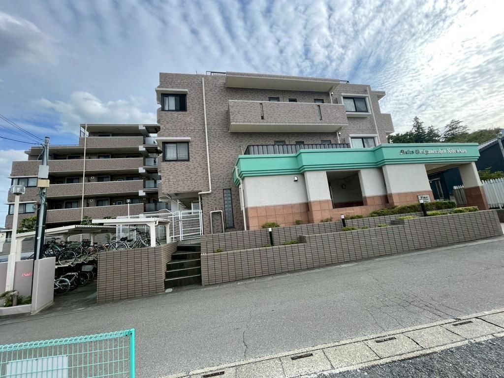 Moris Omiya Nisshin Niban-kan 3LDK Apartment for Sale - Image 1