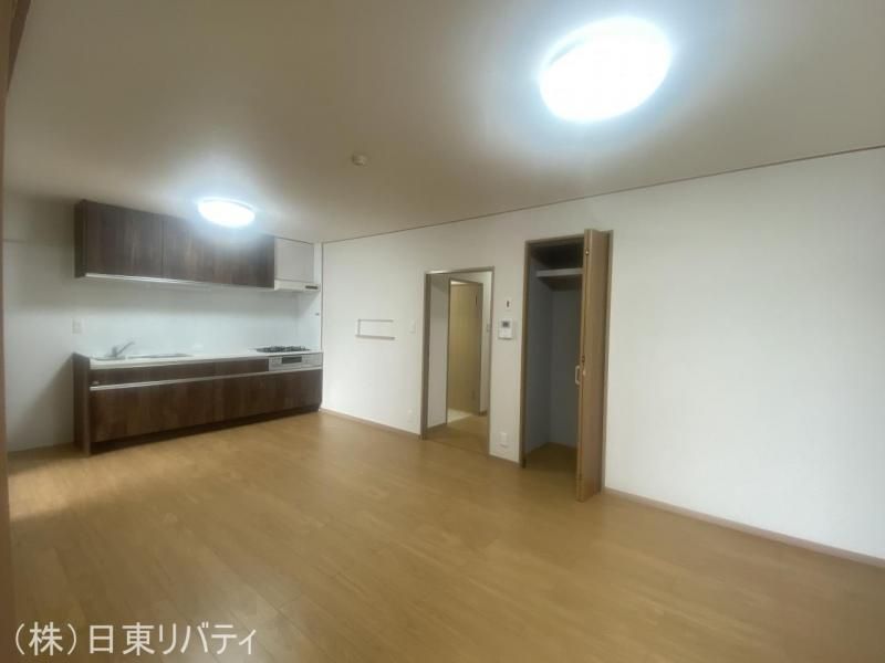 Nissho Iwai Ushita Mansion 8F: 3LDK Renovated Apartment in Hiroshima - Thumbnail 3