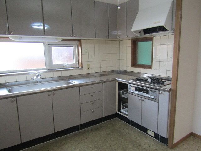 8SLDK Two-Generation Home with Rental Income in Aomori - Thumbnail 3