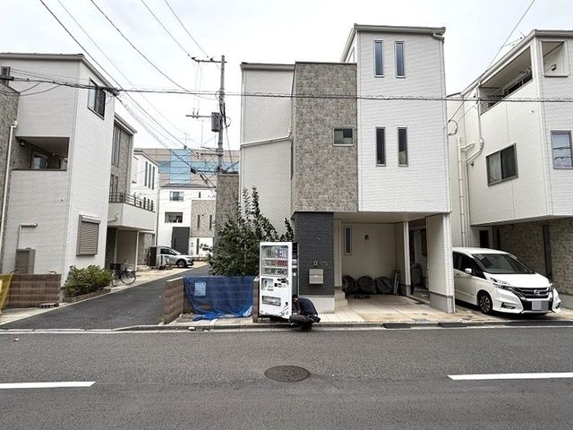 4LDK Family Home with Built-In Garage in Kawaguchi - Thumbnail 2