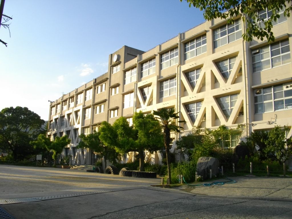 Spacious 2SLDK Apartment in Nishinomiya with South-Facing Balcony - Thumbnail 3
