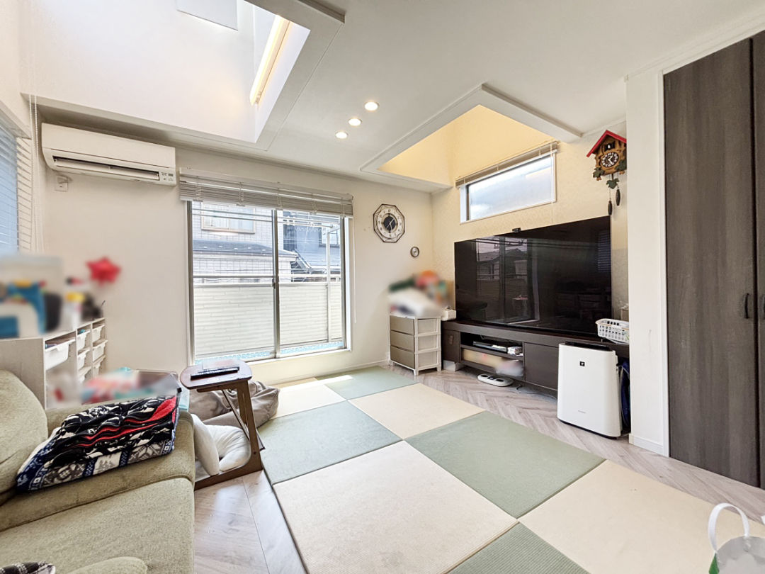 2018 3-story house in Saitama with skylights and balconies - Thumbnail 2