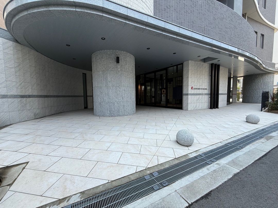 1LDK Apartment in Osaka Central Ward with Balcony Views - Thumbnail 2