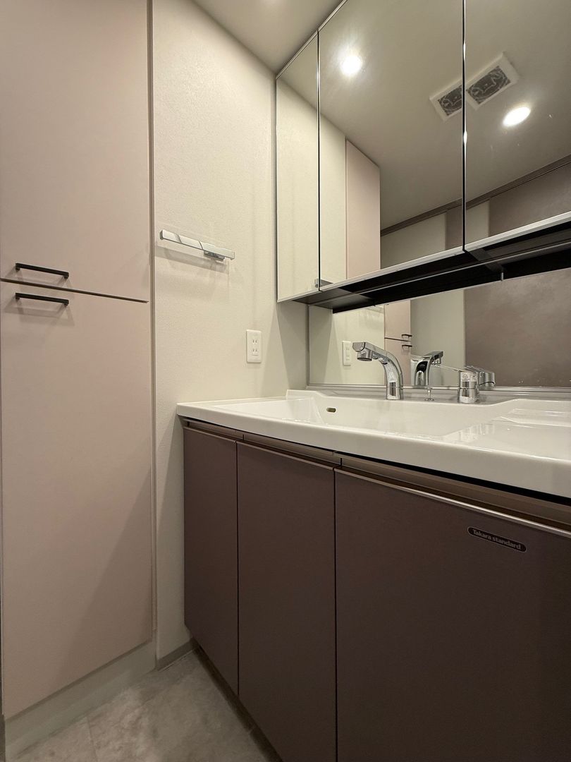 1LDK Apartment in Osaka Central Ward with Balcony Views - Thumbnail 4