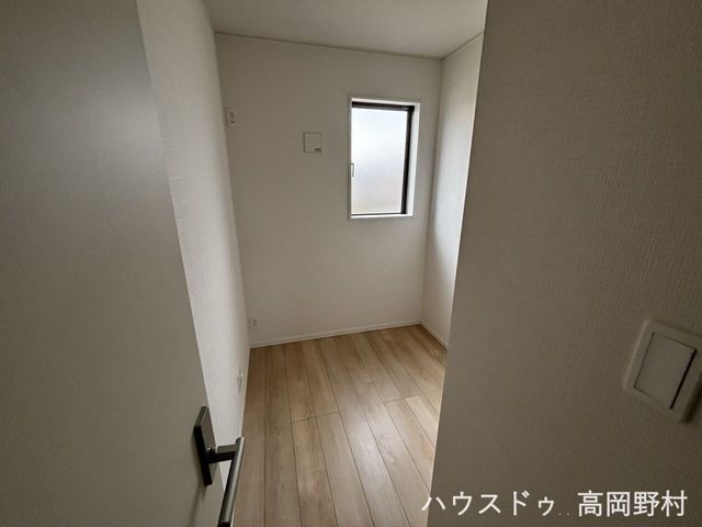 New 3LDK House in Takaoka with Study and 3 Parking Spaces - Thumbnail 4