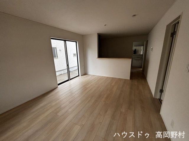 New 3LDK House in Takaoka with Study and 3 Parking Spaces - Thumbnail 2