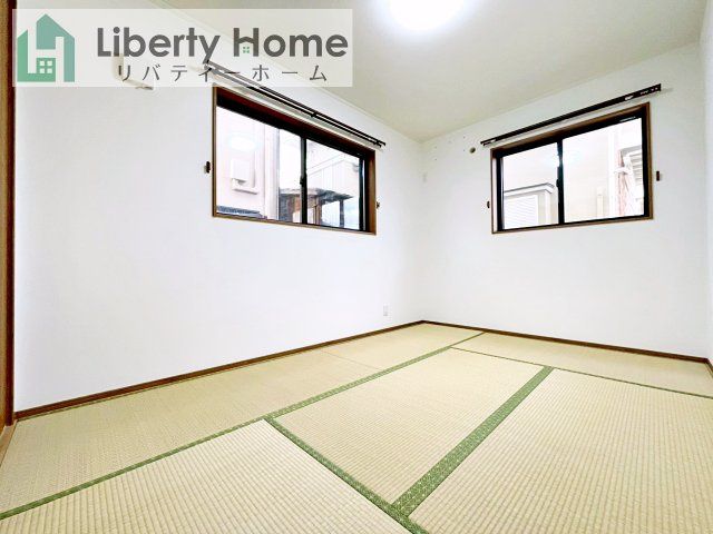 Modern 3-Bedroom House in Ryugasaki with Solar Power - Thumbnail 4
