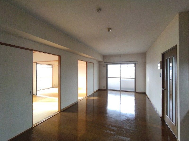 4LDK Top-Floor Apartment with Dual Balconies in Kitakyushu - Thumbnail 2