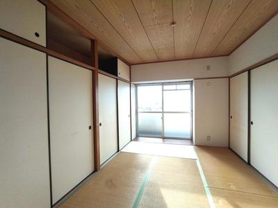 4LDK Top-Floor Apartment with Dual Balconies in Kitakyushu — Image 4, Wakamatsu, Fukuoka