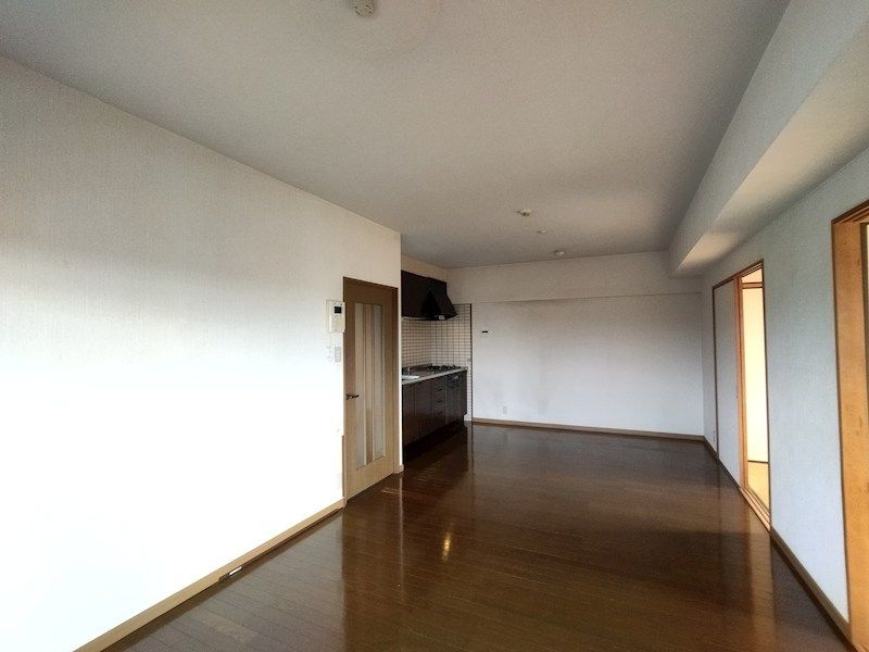 4LDK Top-Floor Apartment with Dual Balconies in Kitakyushu - Thumbnail 3