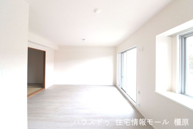 3LDK Apartment in Sakurai City with South-Facing Balcony - Thumbnail 3