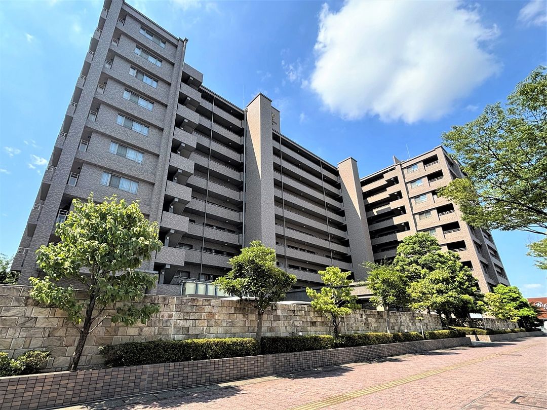 Royal Garden Shinyashiki 3LDK Condo in Okayama - Thumbnail 2